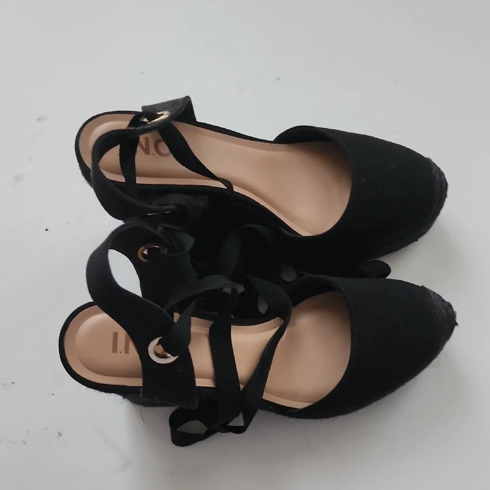 Elegant Black Espadrilles with Ankle Straps - Picture 4 of 7